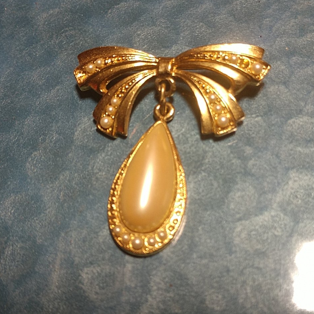 Beautiful~Golden Pearl Vintage Brooch